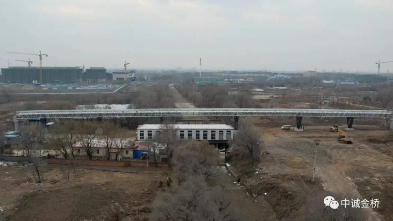 長虹臥波展銀龍、雄跨沈撫金濱街——中誠金橋承建國內(nèi)最長鋁合金人行天橋